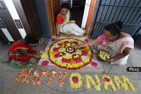 Image Of People Prepare Pookalam On The Eve Of Onam Festival In Chennai Monday August 31