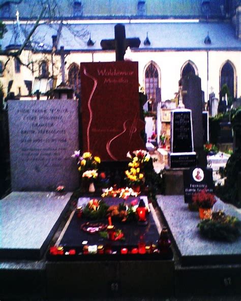 V dalším díle našeho seriálu hroby slavných zavítáme na pražský vyšehrad, kde se nachází hrob populárního zpěváka a. Waldemar Matuška fotka - Hrob Waldemara