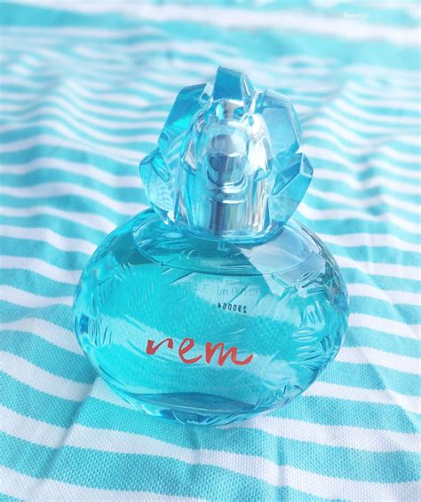 You only need to use a small amount and it can last up to a several dozen hours. Un parfum d'été Rem de Reminiscence, un must du genre ...