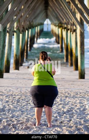 Eine Gro E Dicke Frau Am Strand Von Sopot Polen Stockfotografie Alamy