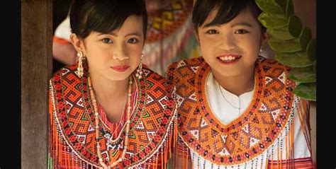 Contoh penggunaan dari mana kau berasal dalam sebuah kalimat dan terjemahannya. Dari Mana Asal Usul Nama Toraja Berasal?