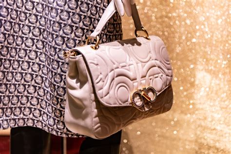 Amazon fake sellers try to scam buyers by advertising great prices on nonexistent products. Amazon sues four sellers for peddling fake luxury goods ...