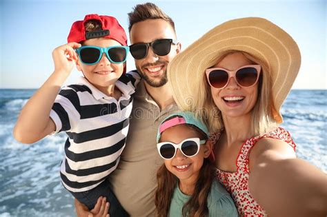 Familia Feliz Tomando Selfie En La Playa Cerca Del Mar Vacaciones De