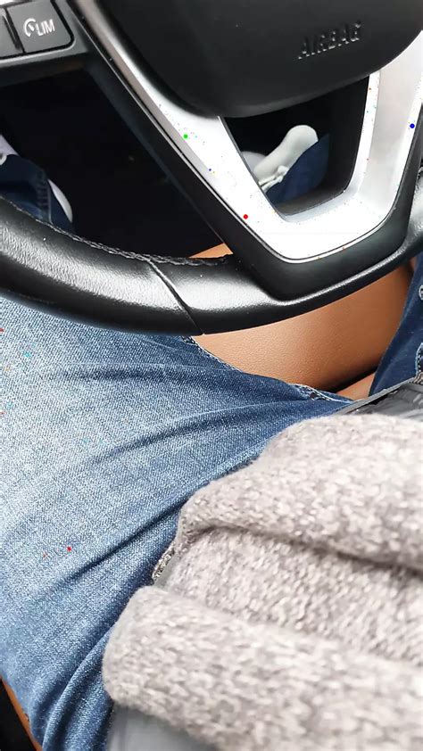 macocha poślizg dłoni na dżinsach syna dotykając jego kutasa gdy jest w samochodzie xhamster