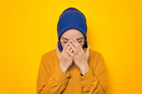 Wanita Muda Muslim Asia Yang Depresi Berpakaian Oranye Menutupi Wajah Dengan Tangan Memiliki
