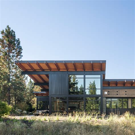 Steel Beams Support Dramatic Roof Overhangs At Washington State Retreat