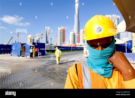 Dubai United Arab Emirates Construction Workers At The Downtown Dubai