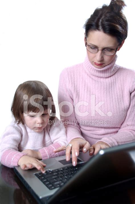 Mutter Und Tochter Mit Laptop Stockfoto Lizenzfrei Freeimages