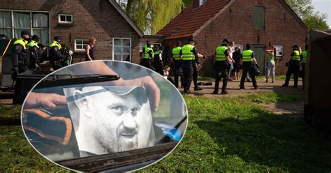 Politie Stuurt ‘illegale Feestvierders’ Weg Bij Herdenking Overleden Pierre Uit Baarle Nassau