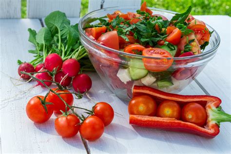 Biasanya tumbuhan tomato tidak berterusan mengeluarkan hasil yang lebih kecil kerana ia berkecenderungan untuk menempatkan rumpun bunga di terminal titik pertumbuhan, yang mengganggu pertumbuhan dan mengehadkan. Tomato Ada Pelbagai Khasiat Untuk Cantik Dan Kulit Berseri ...