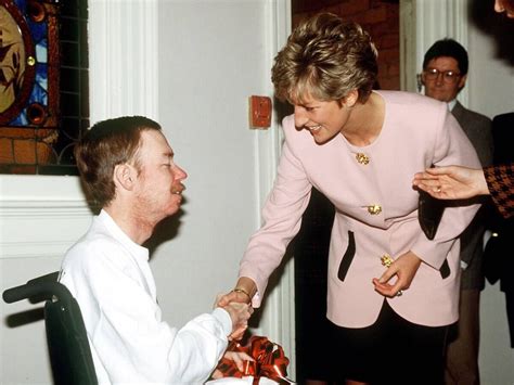 Quando Lady Diana Sfidò Lo Stigma Dei Malati Di Aids Con Una Stretta Di