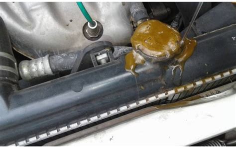 Air panas merembes keatas tangki air, seperti nak termuntah keluar. Panik Suhu Kereta Naik? Jangan Risau! Radiator Berkarat ...
