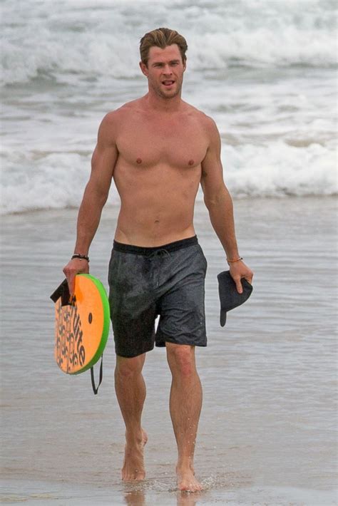 Chris Hemsworth Flaunts Toned Body At The Beach Picture Celebrities On Vacation Abc News