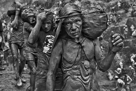 Sebastião Salgados impressive photos This was Brazils largest most dangerous gold mine