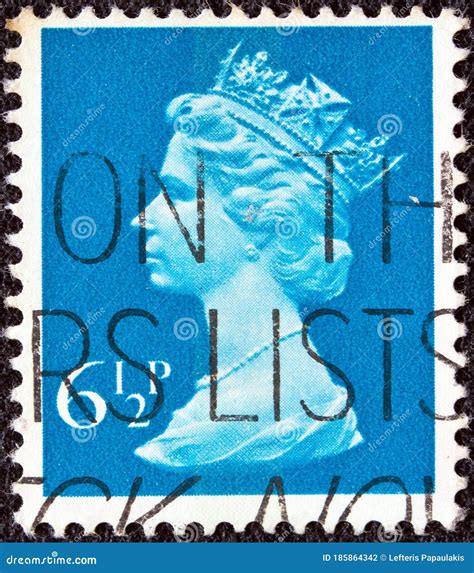 reino unido alrededor de 1971 un sello impreso en reino unido muestra un retrato de la reina