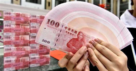 今年勞工紓困貸款擴大至35家承貸銀行皆可辦理，不過金額最高只有10萬元。 如果10萬元紓困貸款不夠用。 可考慮向銀行申請一般信用貸款。 money101.com.tw 信用貸款比較頁面，可以計算出每月還款金額（實際利率依個人信用狀況而有所不同）。 紓困補助「1萬元」怎麼領？懶人包在這 申請資格、流程一次報你知