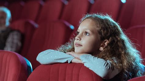 Esta Es La Edad A La Que Los Niños Pueden Ir Solos Al Teatro Cine O A