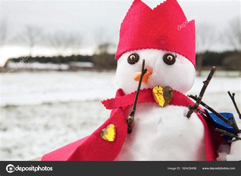Cute Snowmen Dressed As A King With Crown And Cape — Stock Photo