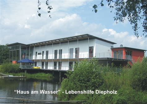 Grundstück 1600m², von außen nicht einsehbar eigener parkplatz für 3pkw am haus, abschließbar. Haus am Wasser