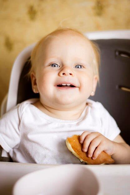 Adorable Bebé Está Comiendo Un Panqueque El Bebé Come Solo En Un