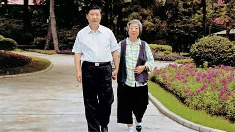 Cgtn Wie Drückt Xi Jinping Seiner Mutter Dankbarkeit Und Liebe Aus