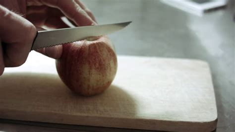 Comment Couper Une Pomme Avec Ses Mains En 7 Secondes Youtube