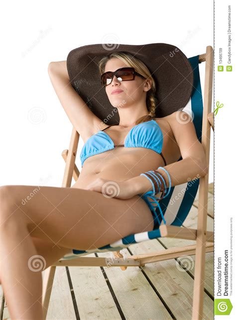 Strand Junge Frau Im Bikini Auf Deckchair Stockbild Bild Von Planke
