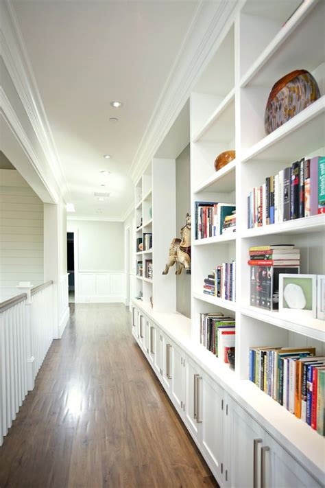 Fotografía bohemian omega en turquesa oscuro y potente, un color que me encanta pero aplicado como una gran franja que enmarca la cama y se extiende hasta el techo para crear un efecto decorativo en el dormitorio muy actual. 1001 + ideas sobre cómo decorar un pasillo largo ...