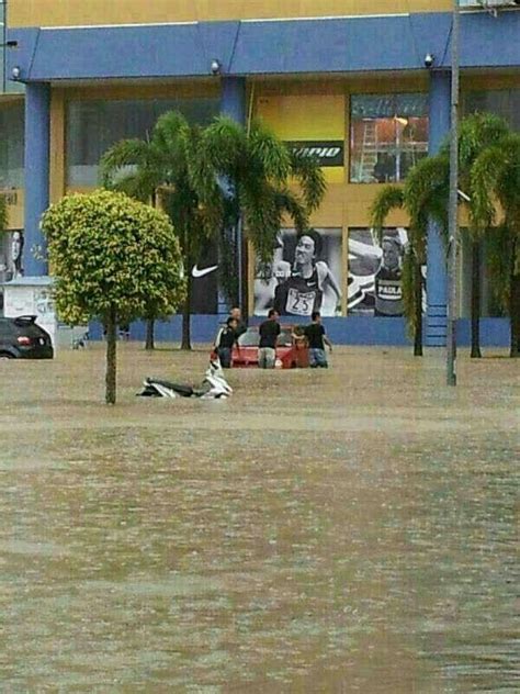 Difahamkan, hujan sudah berhenti di kebanyakan daerah tetapi paras air sungai masih belum surut dan semua mangsa banjir kekal berlindung di pusat pemindahan. Banjir di bandar Kuantan, Pahang berikutan hujan lebat ...