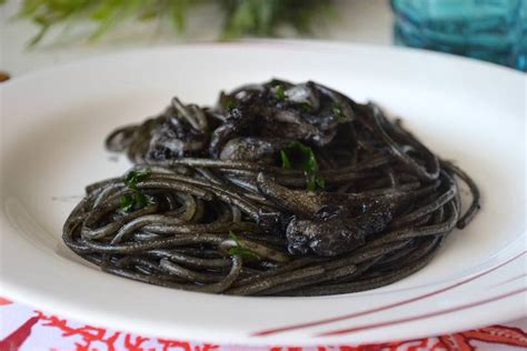 Gli ingredienti di questo primo piatto sono veramente pochi: » Spaghetti al nero di seppia - Ricetta Spaghetti al nero ...