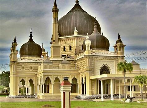 0 ratings0% found this document useful (0 votes). Meh Tengok!!!: 10 Masjid Tercantik Di Dunia
