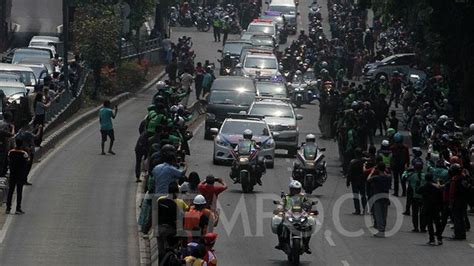 Senin, 9 november 2020 09:58. Ratusan Ojek Online Ikut Antar Jenazah BJ Habibie ke TMP Kalibata - Foto Tempo.co