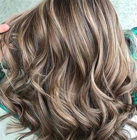 I colpi di sole vanno bene per chi ha i capelli biondi e i capelli castani. Colpi di sole su capelli scuri: cosa c'è da sapere nel ...