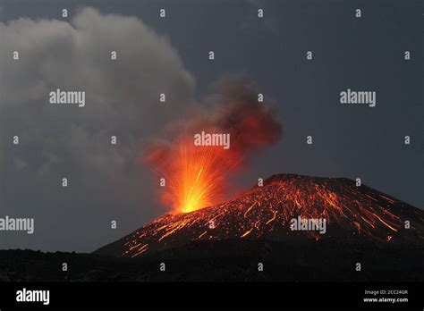 Indonesia Anak Krakatau Volcanic Eruption Stock Photo Alamy