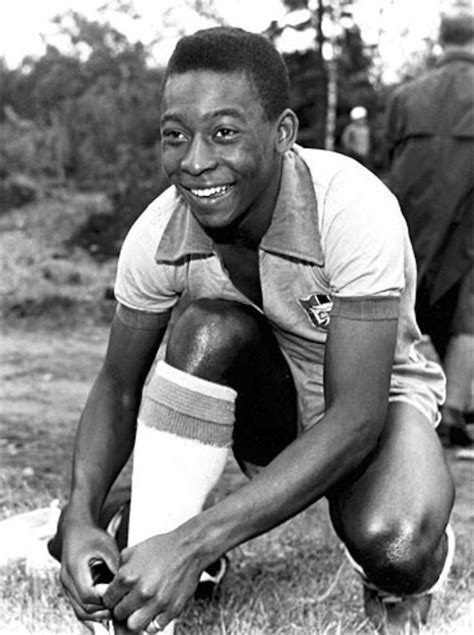 23 Epic Photos Of Pelé To Celebrate His Birthday Pelé Soccer Players