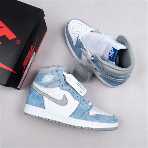 Air Jordan 1 Retro High Og Hyper Royallight Smoke Grey White Sneaker