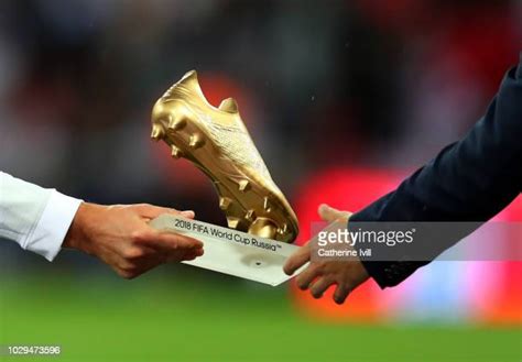 Harry Kane Golden Boot Photos Et Images De Collection Getty Images