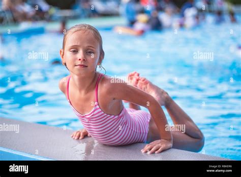 Belle petite fille nage dans la piscine cute babe girl in pool en journée ensoleillée petite
