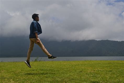 Gambar Laut Horison Berjalan Orang Orang Sinar Matahari Melompat Olahraga Ketinggian