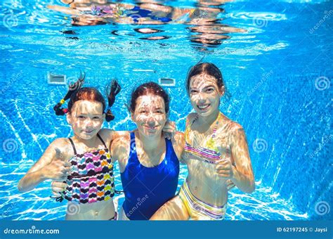 La Nuotata Della Famiglia In Stagno Subacqueo La Madre Ed I Bambini Si Divertono In Acqua