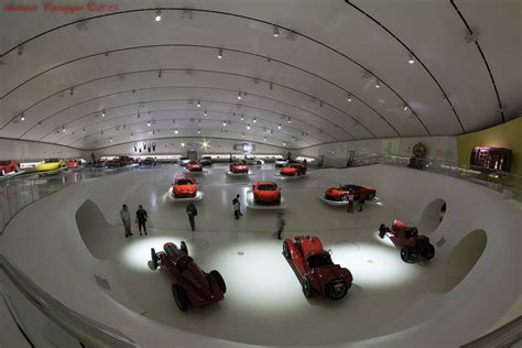 El museo enzo ferrari da buena muestra de ello pues se inspira para la cubierta en un capó con rendijas de ventilación. Museo Enzo Ferrari - Modena | JuzaPhoto