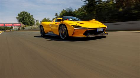 Download Wallpaper Yellow Ferrari Ferrari In Motion Daytona