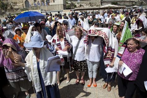 Jewish Women Pray At Jerusalem Holy Site Angering Rabbi Daily Mail Online