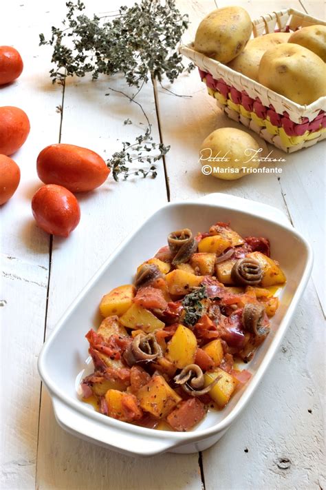 Per cucinare questo piatto non può mancare un ingrediente fondamentale far imbiondire le cipolle tagliate a fettine in parte del burro, unire le patate a fette, un altro pezzo di burro, sale e pepe. Patate, pomodori ed alici sott'olio in padella