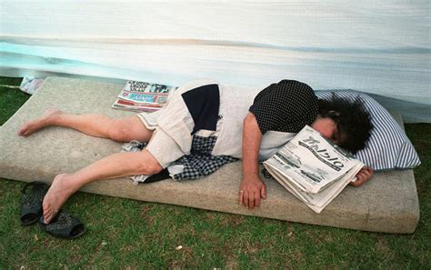 35 שנים לאחר מכן, היא החליטה להקליט את השיר מחדש עם עיבוד שונה. כך צילם דוד רובינגר את הנשים המפורסמות בישראל: פרויקט ...