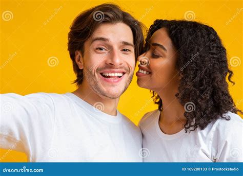 Felices Amantes Interraciales Tomando Selfie Juntos Chica Negra Besando A Su Novio Imagen De