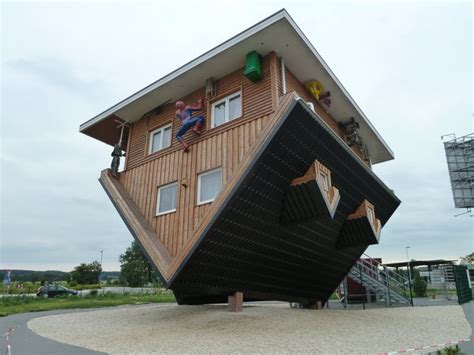 Dieses haus steht in putbus auf der insel rügen kopf. Ausflugsziele. Das verrückte Haus,hier steht alles Kopf ...