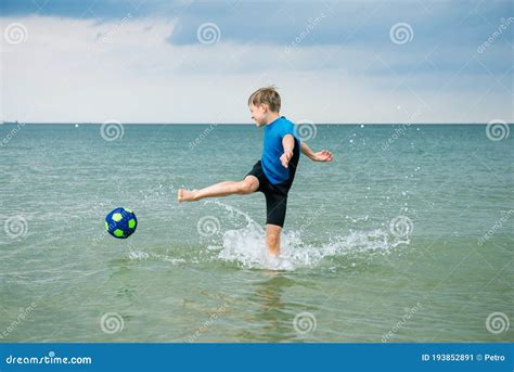 Feliz Y Apuesto Adolescente Corriendo Y Jugando Con Bola En Traje De Ba O Neopreno En El Mar