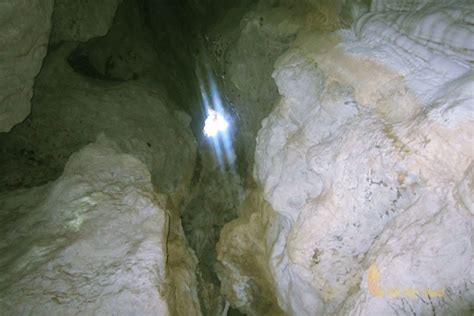 Lokasi detail wisata ini terletak di kabupaten manggarai tepatnya di kawasan hutan lindung mbeliling di labuan bajo. Batu Cermin Cave | Labuan Bajo Flores - Komodo National Park