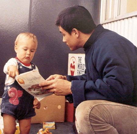 As the son of martial arts legend bruce lee, brandon lee had a lot to live up to. Bruce with his son - Bruce Lee Photo (26611899) - Fanpop
